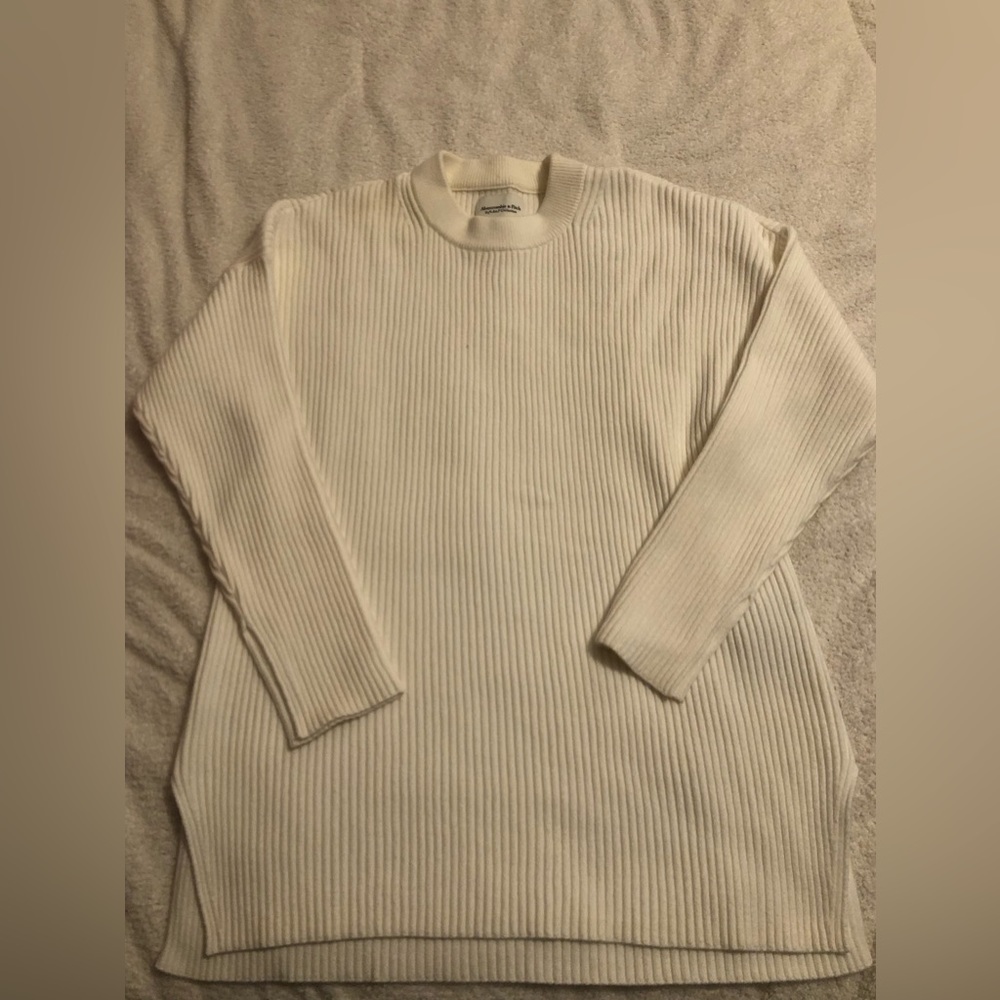 NWOT A&F Women’s LuxeLoft Oversized Crew Sweater in White size Medium